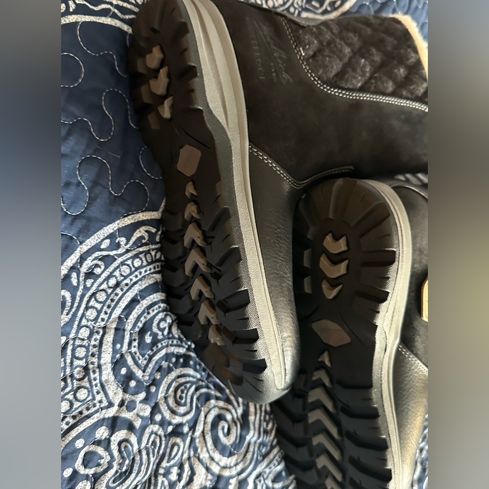 Woolrich black womans boots Size 7 1/2.  Never been worn.  🖤 - Picture 5 of 15
